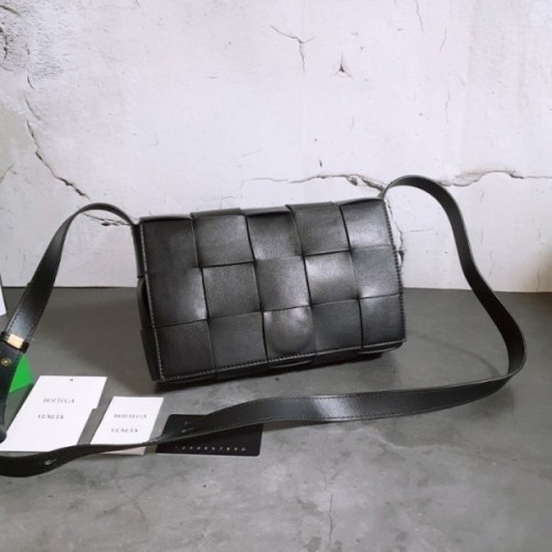 보테가 인트레아치토 카세트백 블랙 WIN팩토리