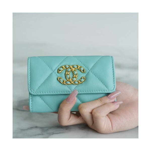 샤넬 19 플랩 카드지갑 램스킨 금장 스카이 AP1790