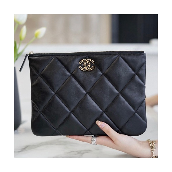 샤넬 19 클러치 백 램스킨 금장 AP0952