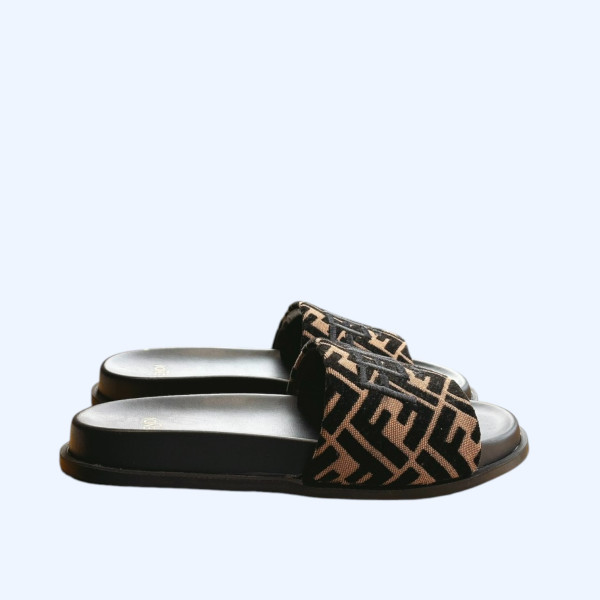 [ 펜디 ] 25ss 런웨이 컬렉션 슬라이드 뮬