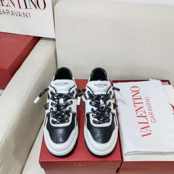 [Valentino] 발렌티노 나파 가죽 원 스터드