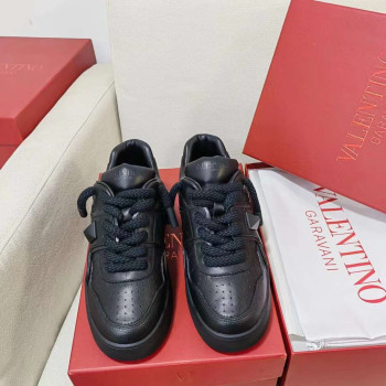 [Valentino] 발렌티노 나파 가죽 원 스터드