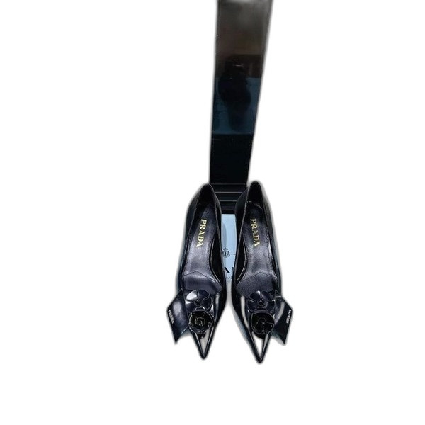 [Prada] 프라다 페이던트 가죽 펌프스