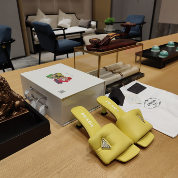 [ 프라다 ] 소프트 패딩 나파 샌들