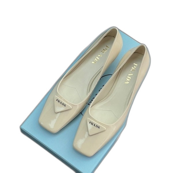 [ 프라다 ] 페이턴트 가죽 펌프스