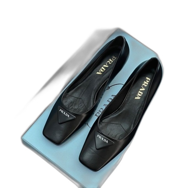 [ 프라다 ] 페이턴트 가죽 펌프스