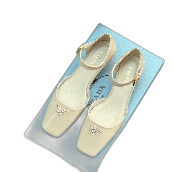 [ 프라다 ] 페이턴트 가죽 펌프스