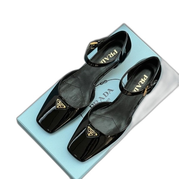 [ 프라다 ] 페이턴트 가죽 펌프스