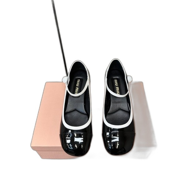 [ Miu Miu ] 미우미우 투톤 페이턴트 가죽 메리제인 펌프스