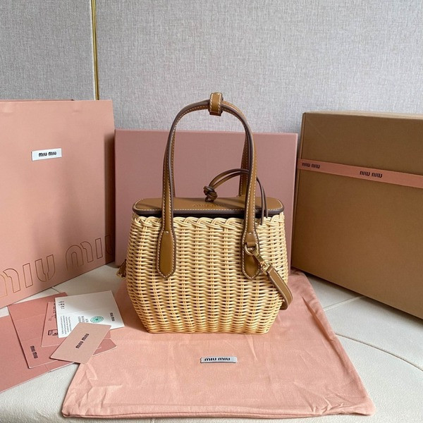 [ Miu Miu ] 미우미우 위커 가죽 핸드백