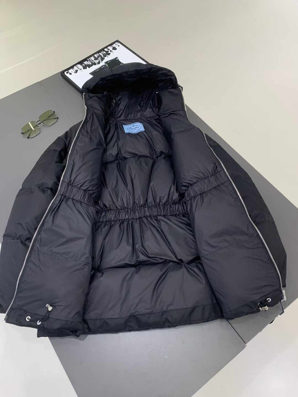 패딩 차콜 색상 이미지-S1L2