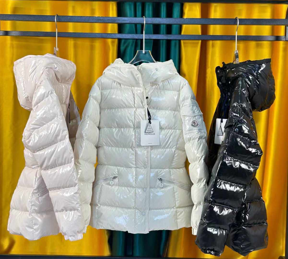 패딩 모델 착용 이미지-S1L17