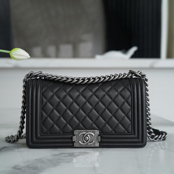 샤넬 보이백 미디엄 블랙 은장 캐비어