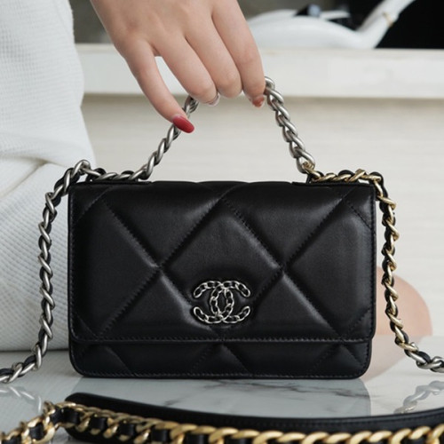 샤넬 19 WOC 턴락 램스킨 