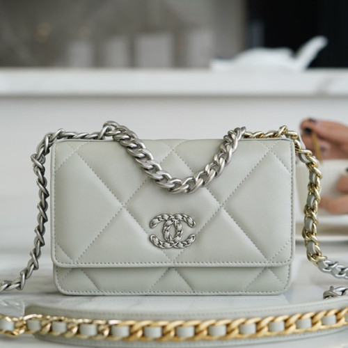 샤넬 19 WOC 턴락 램스킨 