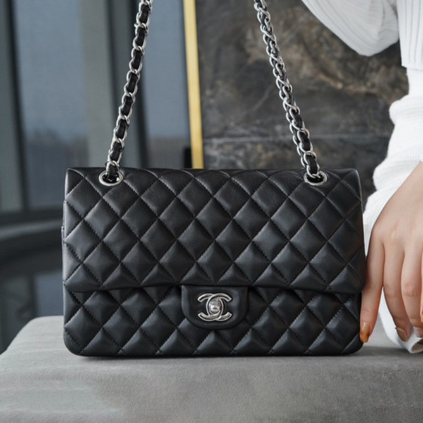 샤넬 클래식 미디엄 블랙 은장 램스킨