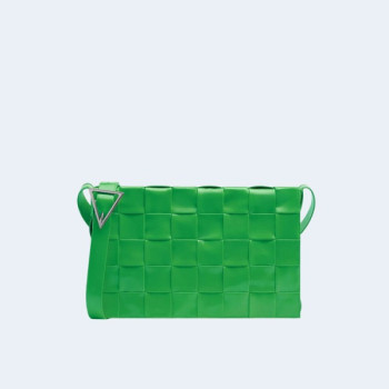 보테가베네타 라지 레더 카세트백 패러킷