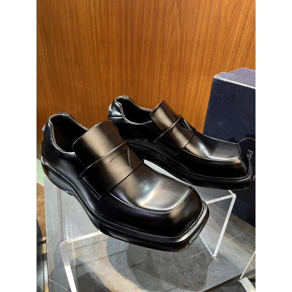 프라다 스퀘어 토 플랫폼 더비슈즈