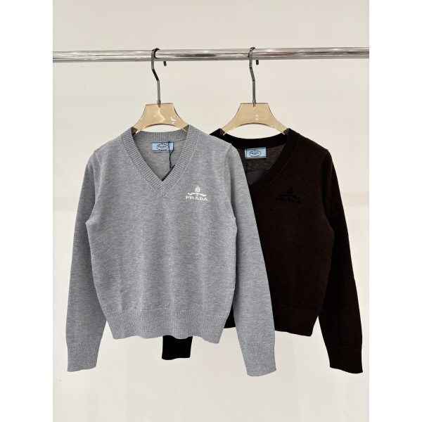 프라다 브이넥 레터 로고 콘트라스트 니트