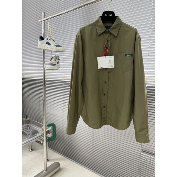 프라다 삼각형 엠블러 라펠셔츠