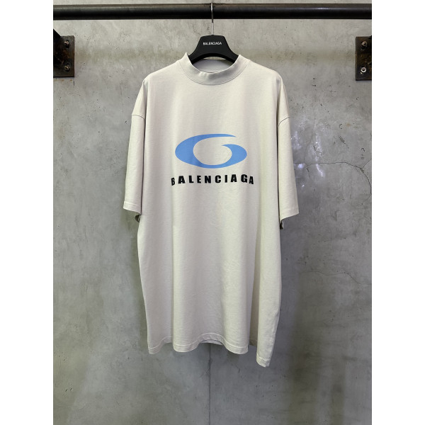 발렌시아가 런웨이 로고 프린트 반팔티셔츠