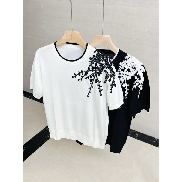 BC 자수라운즈넥 스웨터