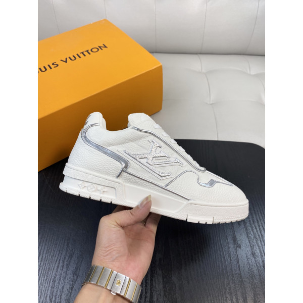 LV 레터링로고 스니커즈
