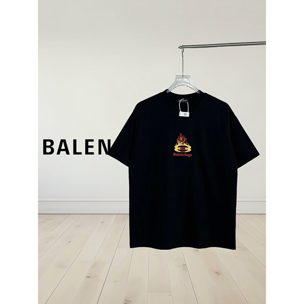 발렌시아가 불꽃무늬 라운드넥 반팔 티셔츠