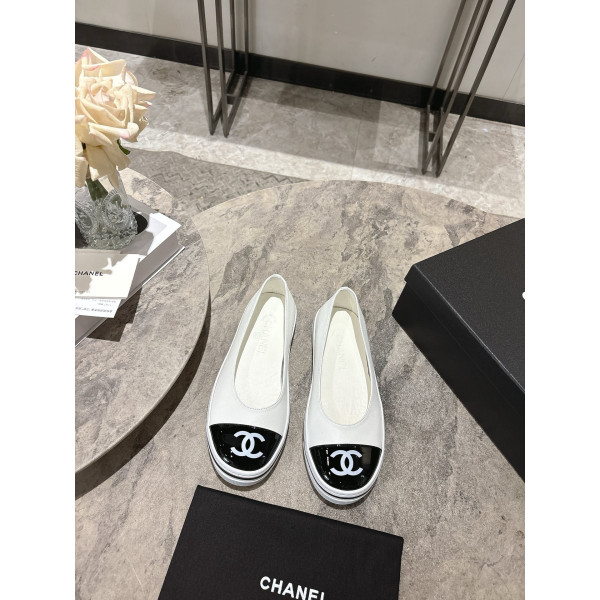 블랙 화이트 피스 컬러 슬립온 플랫 슈즈