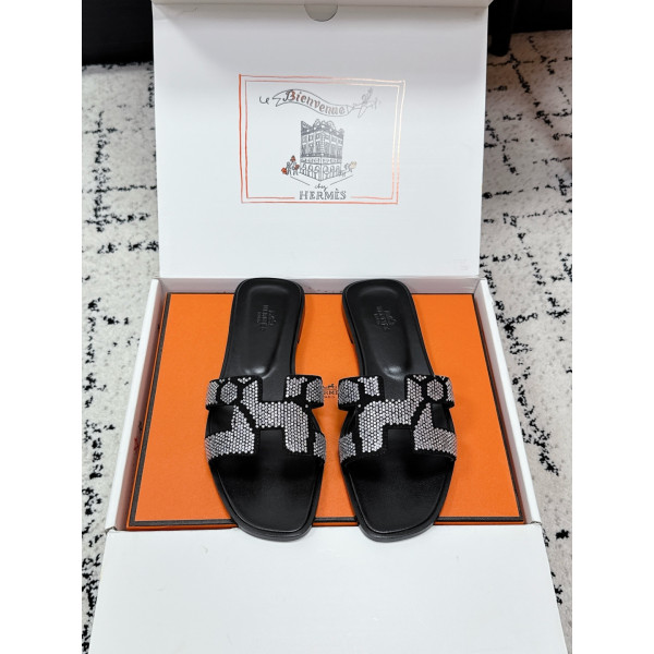 Oran 시리즈 H 클래식 플랫 싱글 스트랩 샌들