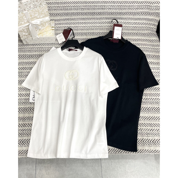 자수 알파벳 스터드 패턴 티셔츠