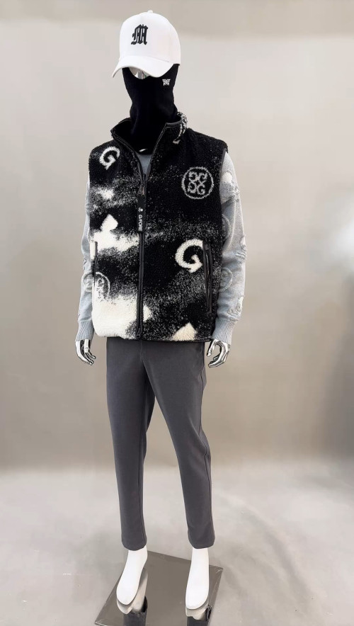 지포어 남성 인기 모델 착용 리버서블 패딩 베스트