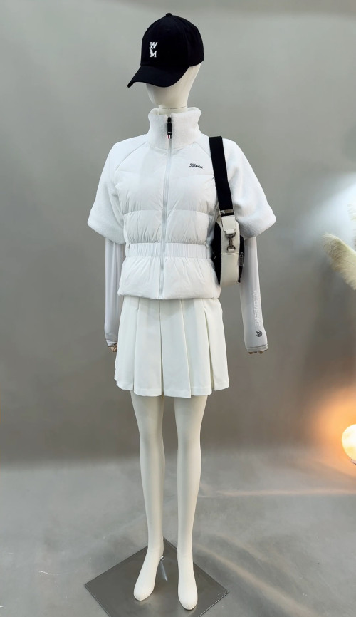 타이틀리스트 여성 인기 모델 착용 반팔 다운 재킷