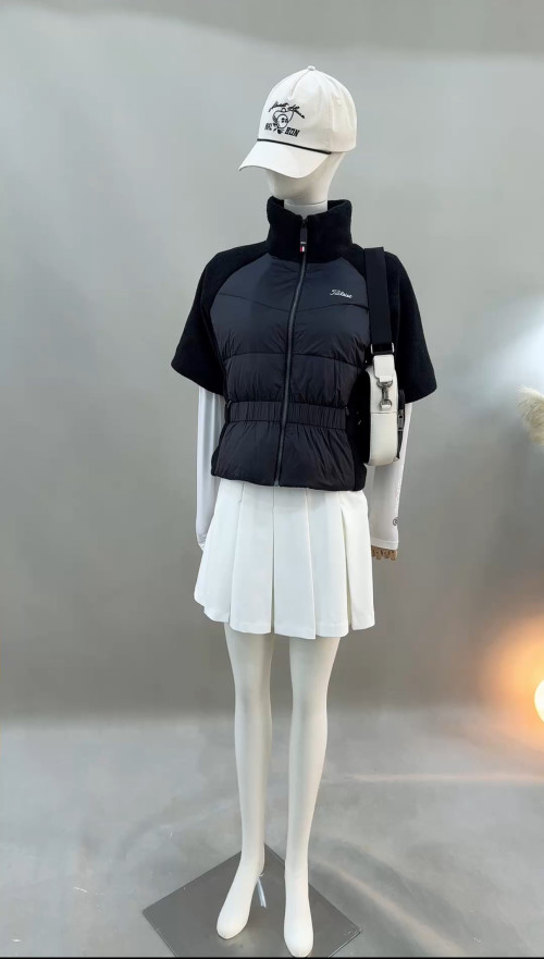 타이틀리스트 여성 인기 모델 착용 반팔 다운 재킷