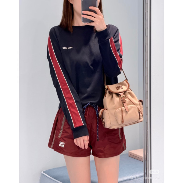 로고 자수 피스 컬러 라운드넥 롱슬리브 티셔츠