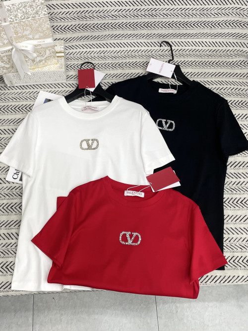 V 로고 스톤 알파벳 패턴 티셔츠