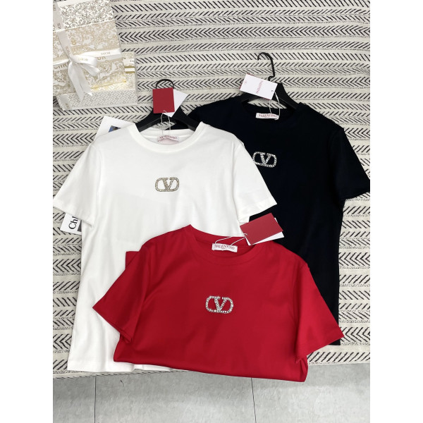 V 로고 스톤 알파벳 패턴 티셔츠