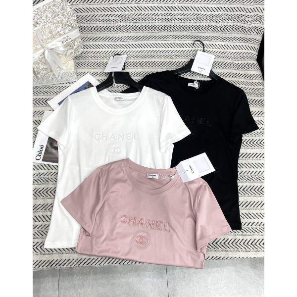 자수 알파벳 스터드 패턴 티셔츠