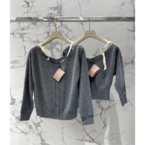 알파벳 로고 패치 탈부착 어깨끈 오프숄더 울 니트 오픈 카디건