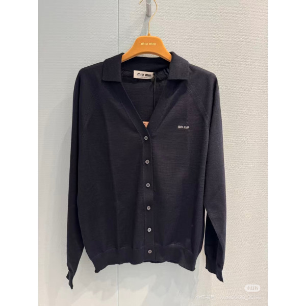 로고 자수 플립 칼라 V넥 오픈 카디건