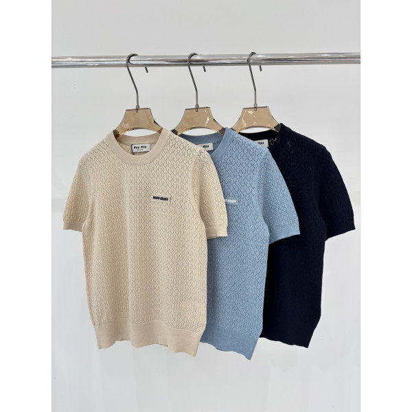 라운드넥 로고 자수 홀아웃 니트 반팔