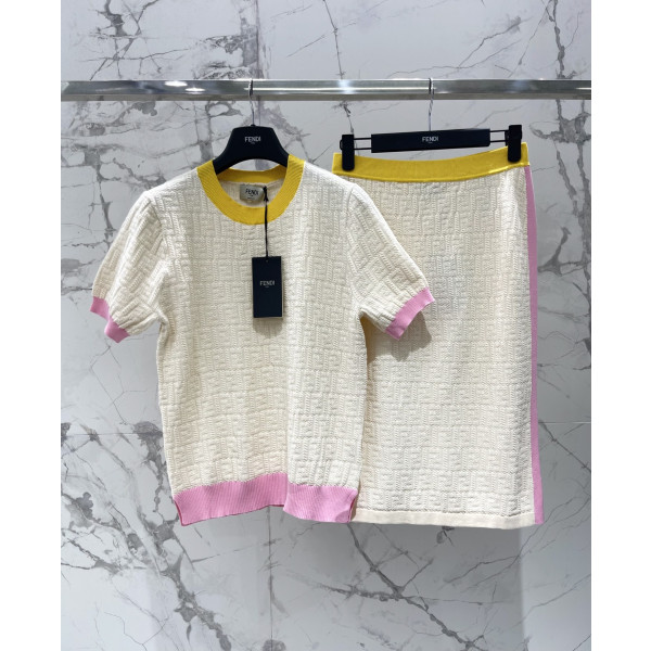 알파벳 풀프린트 입체 라운드넥 니트